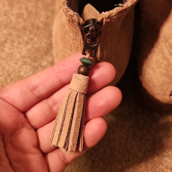 Toms Women's "Leila" Tan Suede Embossed Oxford Ankle Boots Size 10 - Picture 6 of 11